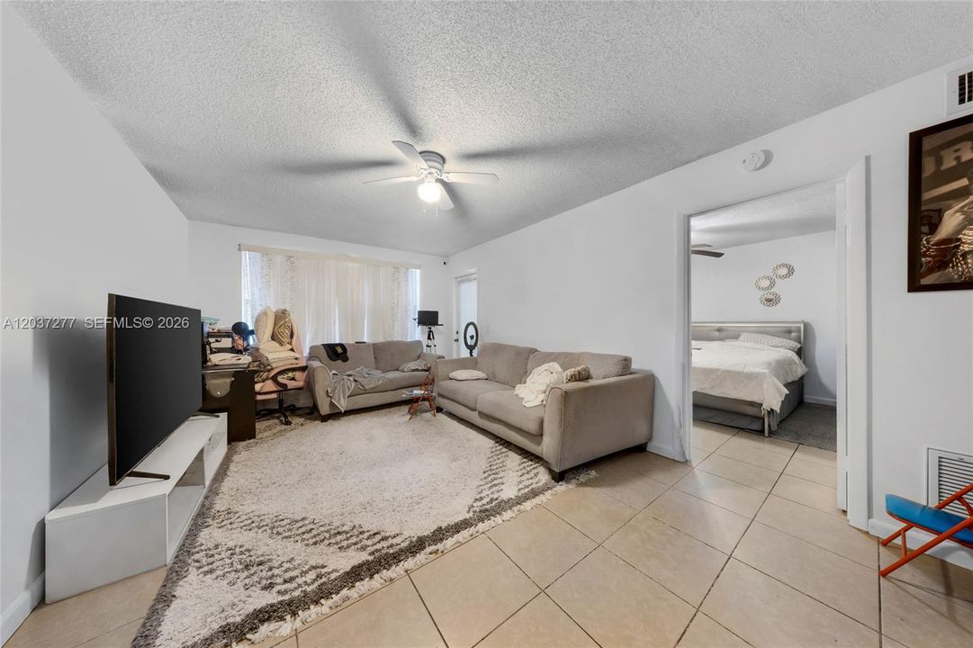 For Sale: $138,500 (1 beds, 1 baths, 620 Square Feet)