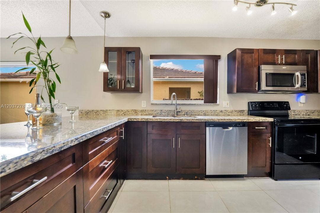 En Venta: $585,000 (3 camas, 2 baños, 1348 Pies cuadrados)