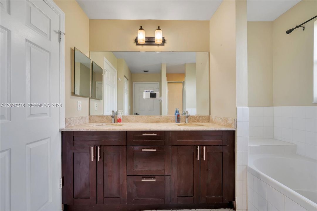 En Venta: $585,000 (3 camas, 2 baños, 1348 Pies cuadrados)