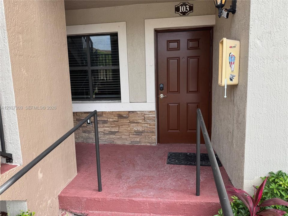 For Rent: $2,000 (2 beds, 2 baths, 809 Square Feet)