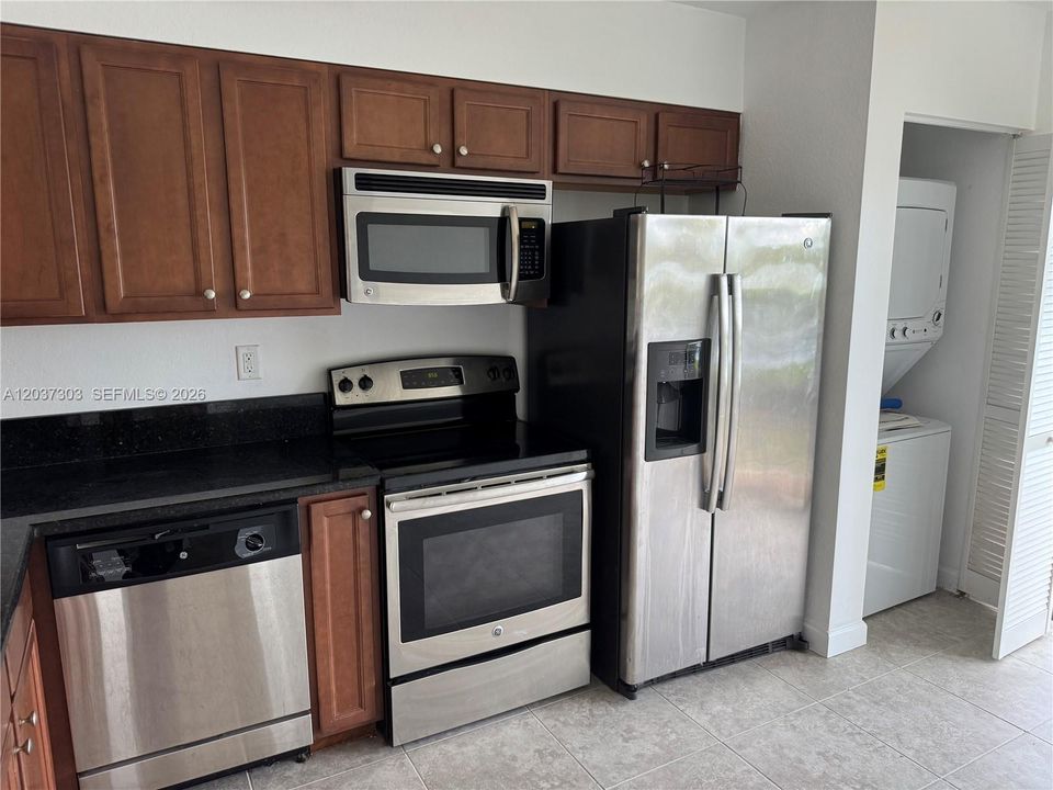 For Rent: $2,000 (2 beds, 2 baths, 809 Square Feet)