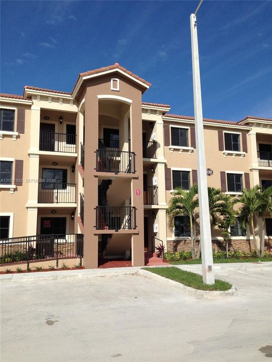 For Rent: $2,000 (2 beds, 2 baths, 809 Square Feet)