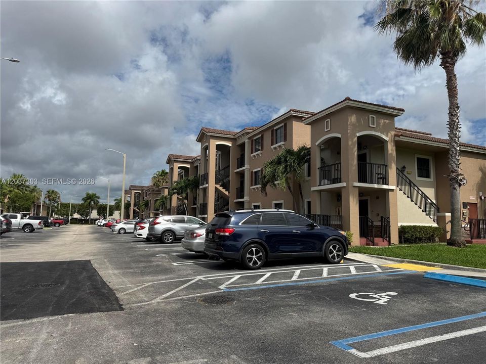 For Rent: $2,000 (2 beds, 2 baths, 809 Square Feet)