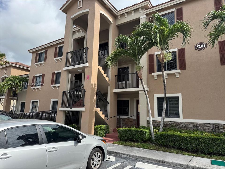 For Rent: $2,000 (2 beds, 2 baths, 809 Square Feet)