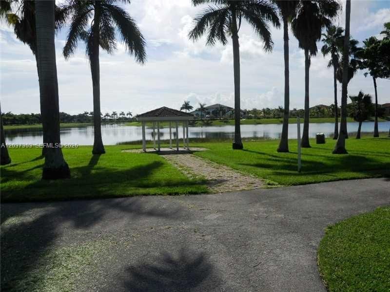 For Rent: $2,000 (2 beds, 2 baths, 809 Square Feet)