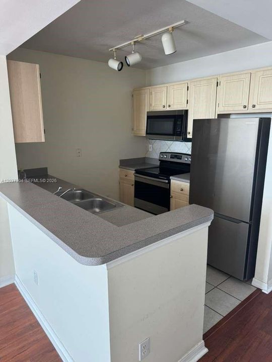 For Rent: $2,480 (1 beds, 1 baths, 750 Square Feet)
