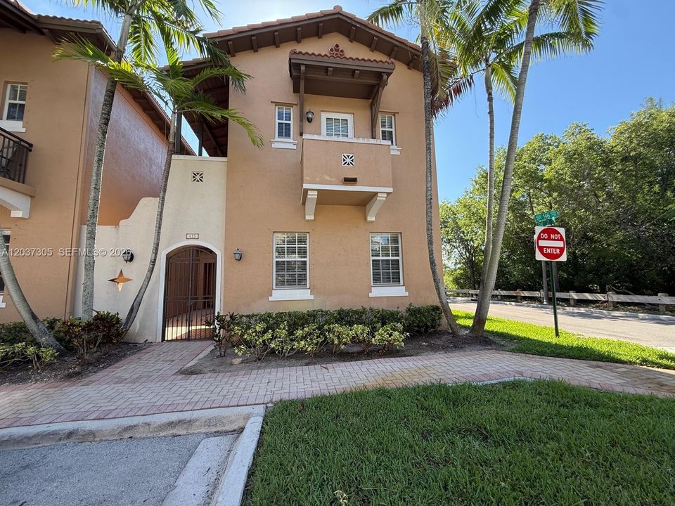 For Rent: $3,400 (3 beds, 3 baths, 2300 Square Feet)