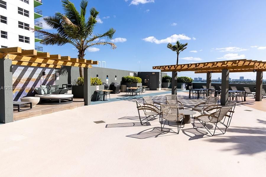 For Sale: $559,900 (1 beds, 1 baths, 799 Square Feet)