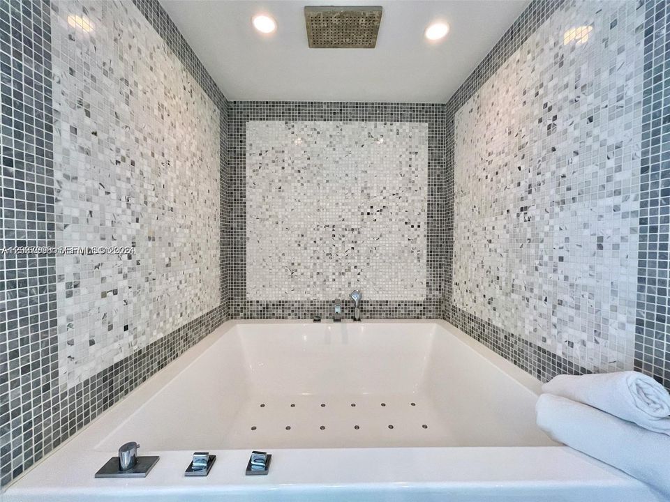 For Sale: $559,900 (1 beds, 1 baths, 799 Square Feet)