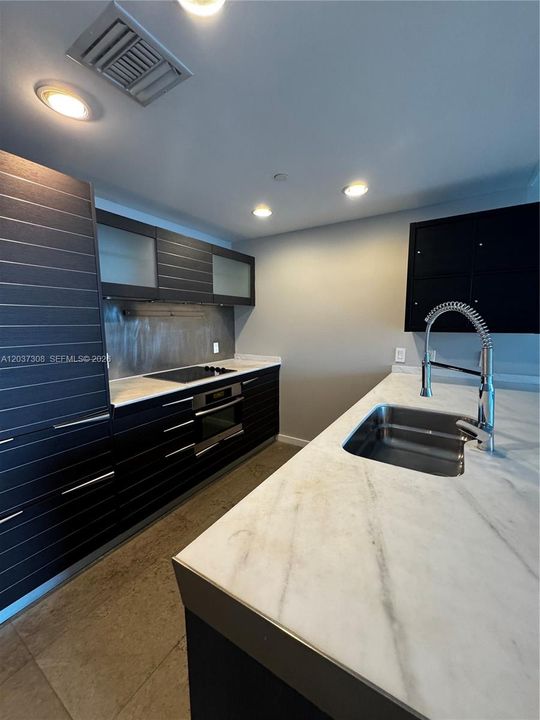 For Sale: $559,900 (1 beds, 1 baths, 799 Square Feet)
