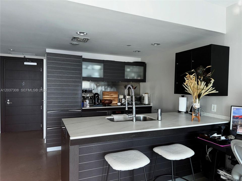 For Sale: $559,900 (1 beds, 1 baths, 799 Square Feet)