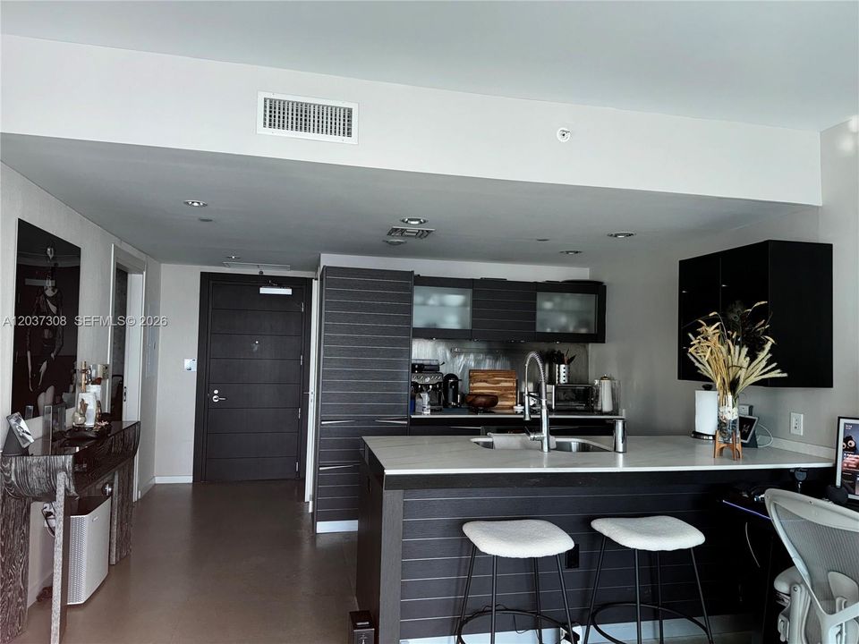 For Sale: $559,900 (1 beds, 1 baths, 799 Square Feet)