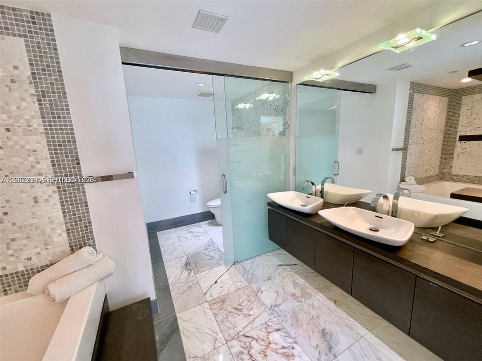 For Sale: $559,900 (1 beds, 1 baths, 799 Square Feet)