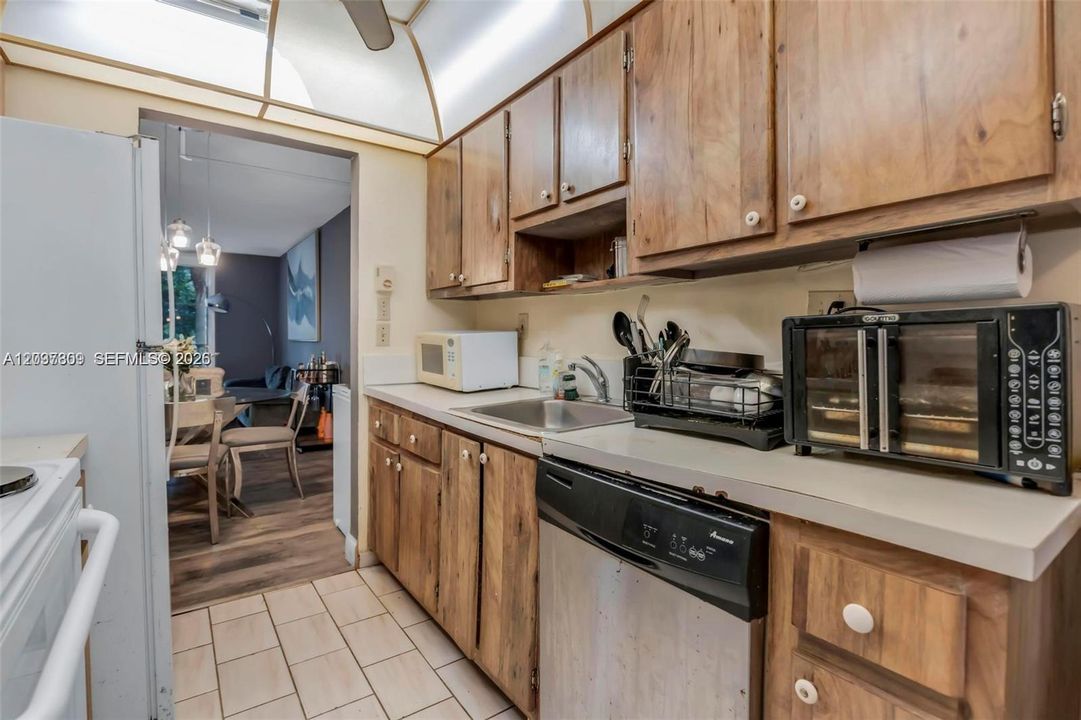 For Sale: $155,000 (2 beds, 2 baths, 1002 Square Feet)