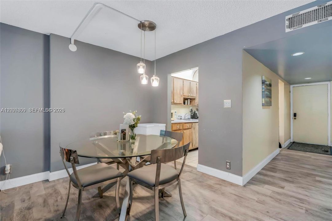 For Sale: $155,000 (2 beds, 2 baths, 1002 Square Feet)
