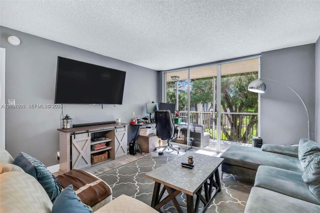 For Sale: $155,000 (2 beds, 2 baths, 1002 Square Feet)
