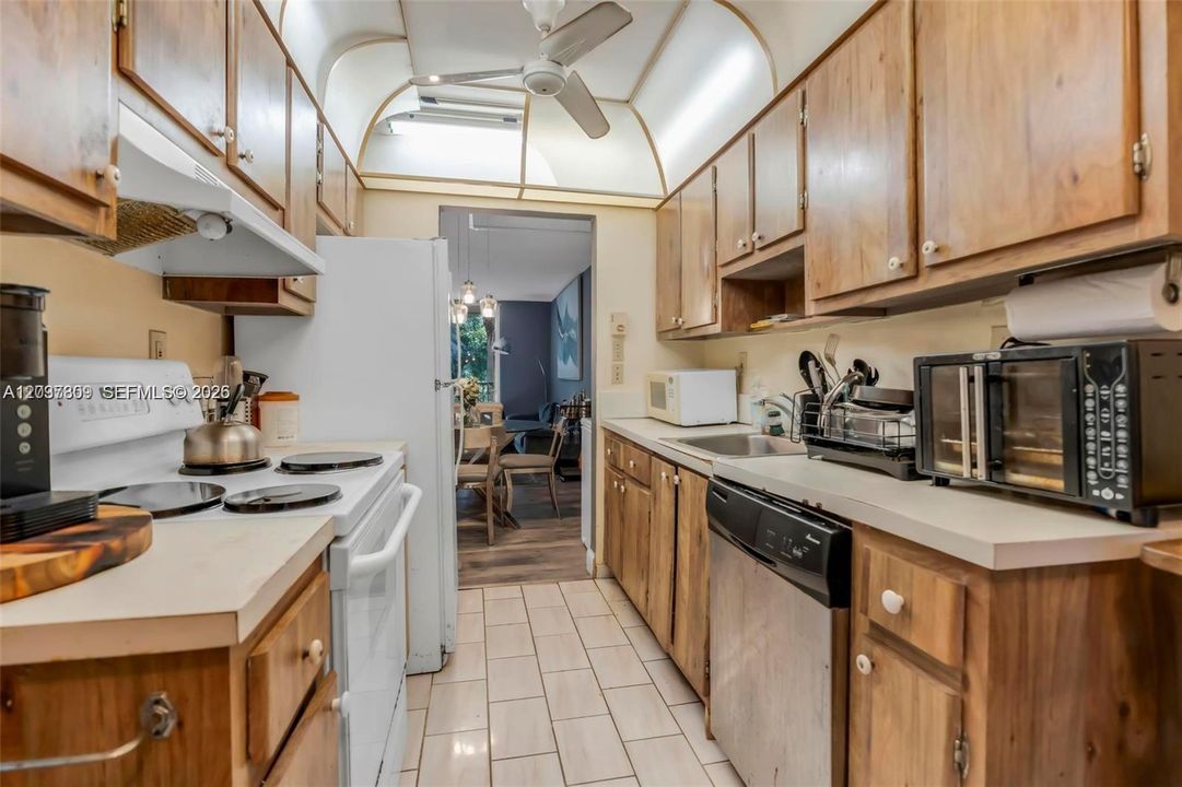 For Sale: $155,000 (2 beds, 2 baths, 1002 Square Feet)