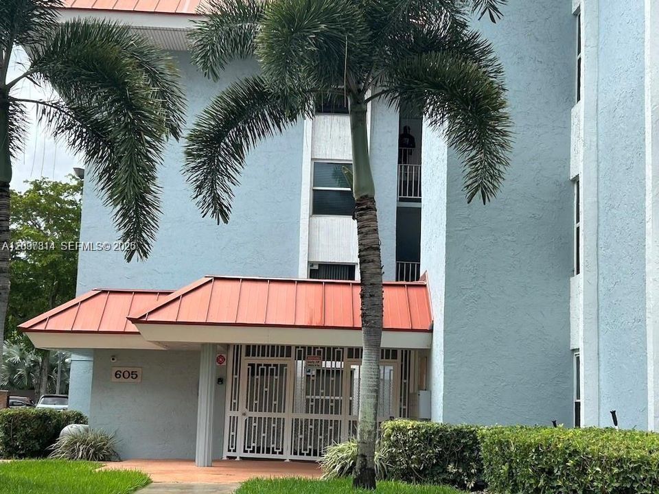 For Sale: $264,900 (2 beds, 2 baths, 1021 Square Feet)