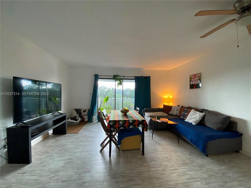 For Sale: $264,900 (2 beds, 2 baths, 1021 Square Feet)