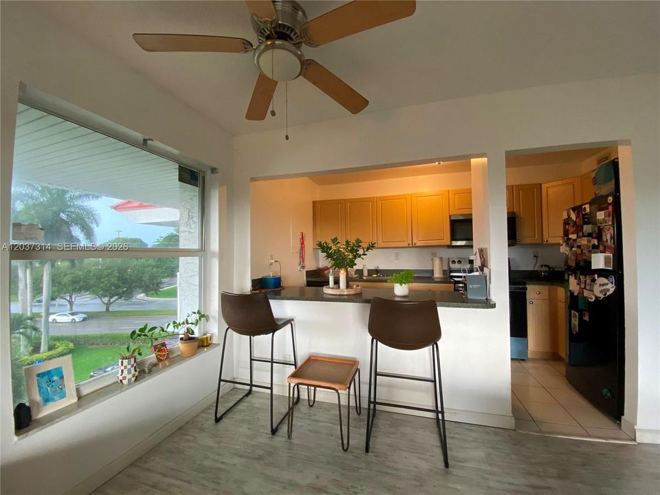 For Sale: $264,900 (2 beds, 2 baths, 1021 Square Feet)