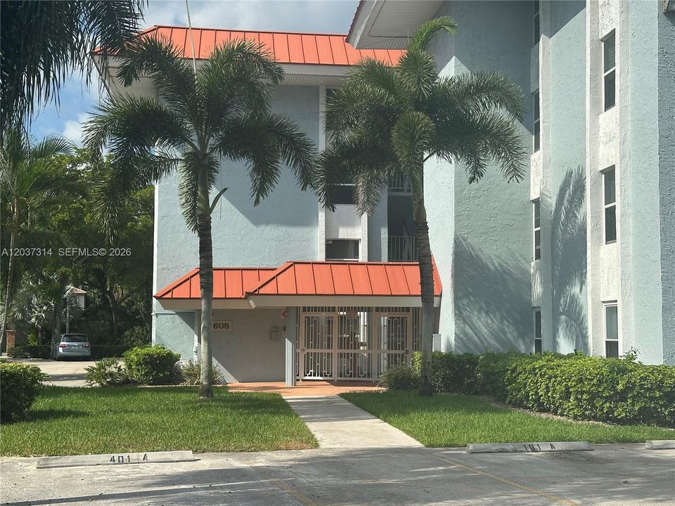 For Sale: $264,900 (2 beds, 2 baths, 1021 Square Feet)