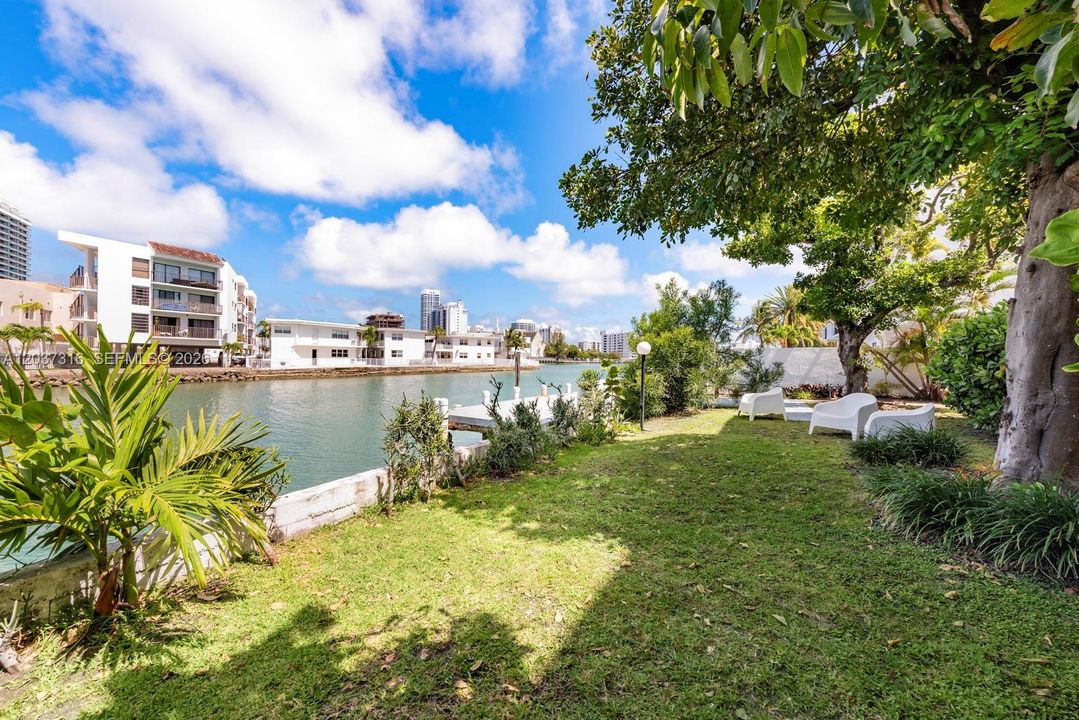 For Rent: $2,100 (1 beds, 1 baths, 700 Square Feet)