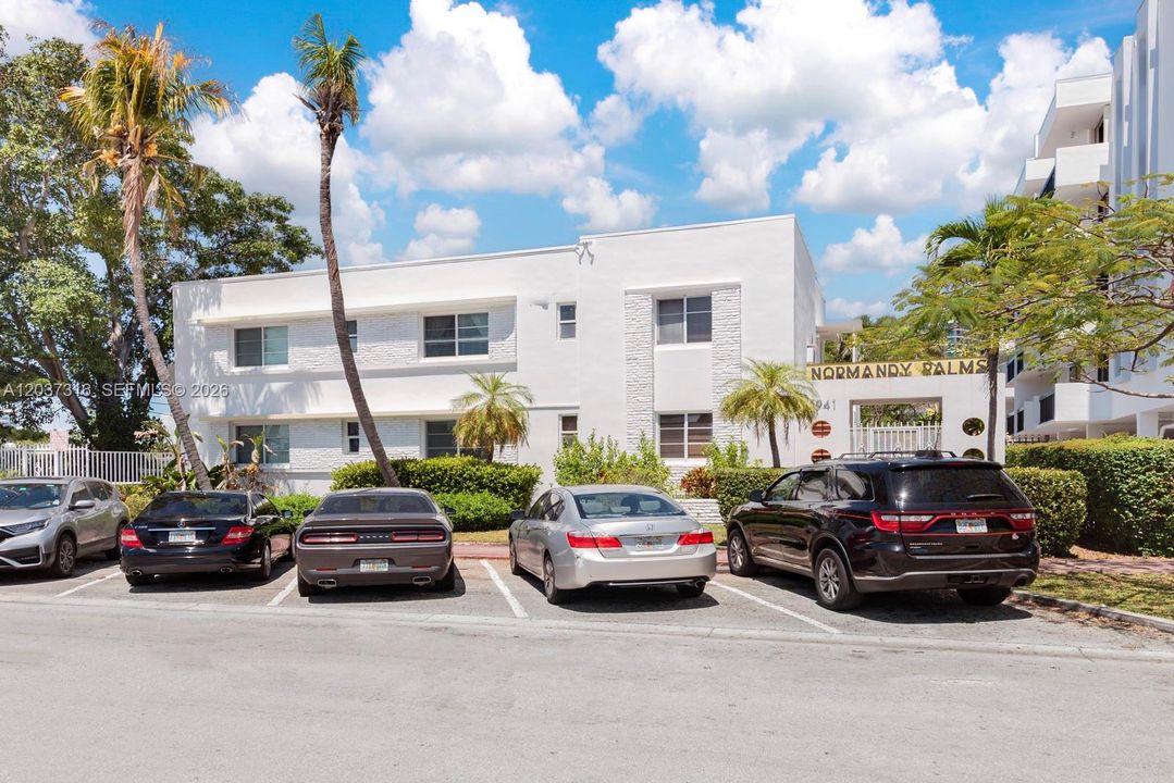 For Rent: $2,100 (1 beds, 1 baths, 700 Square Feet)