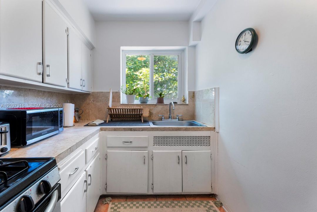For Rent: $2,100 (1 beds, 1 baths, 700 Square Feet)