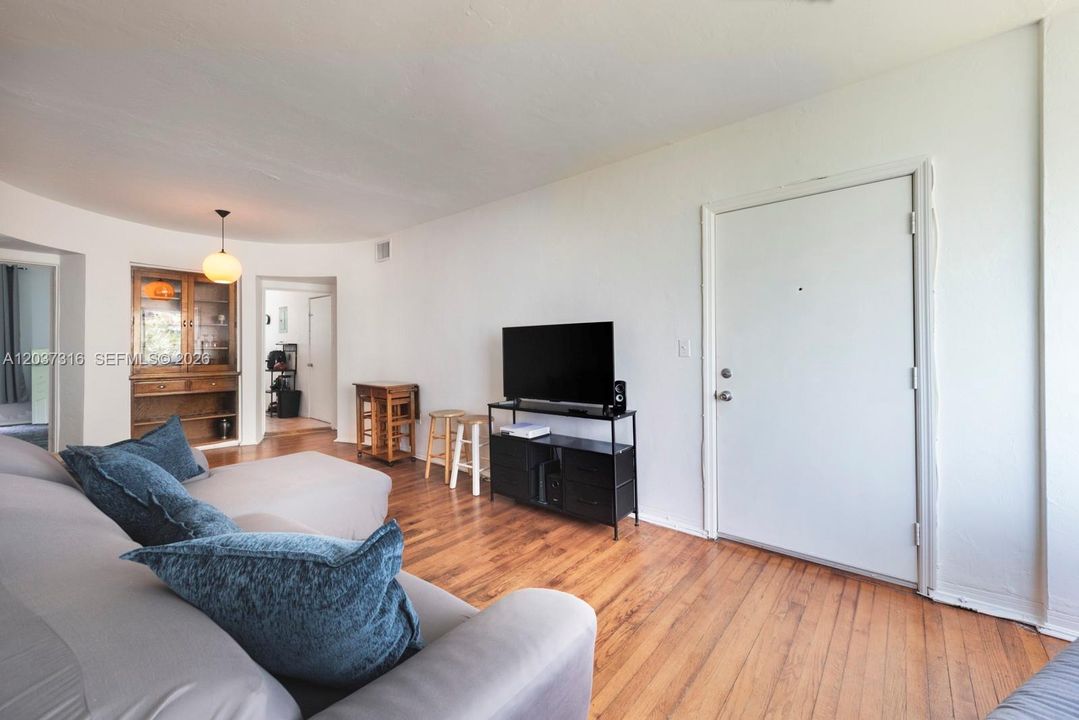For Rent: $2,100 (1 beds, 1 baths, 700 Square Feet)