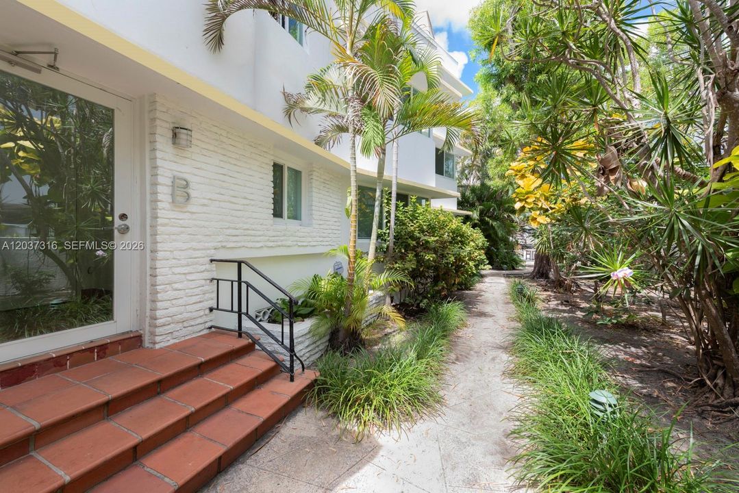 For Rent: $2,100 (1 beds, 1 baths, 700 Square Feet)