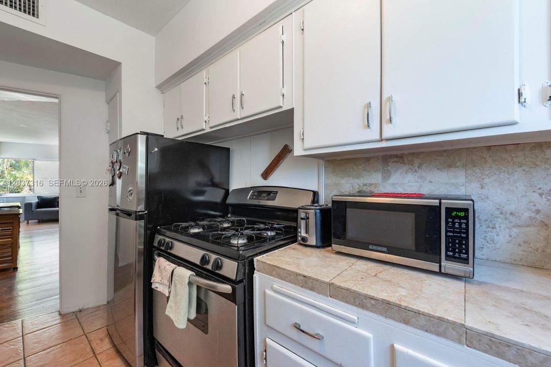 For Rent: $2,100 (1 beds, 1 baths, 700 Square Feet)