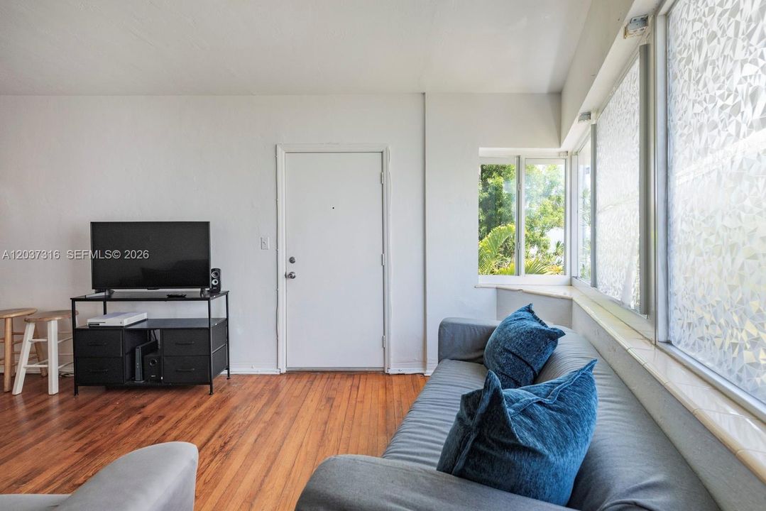 For Rent: $2,100 (1 beds, 1 baths, 700 Square Feet)