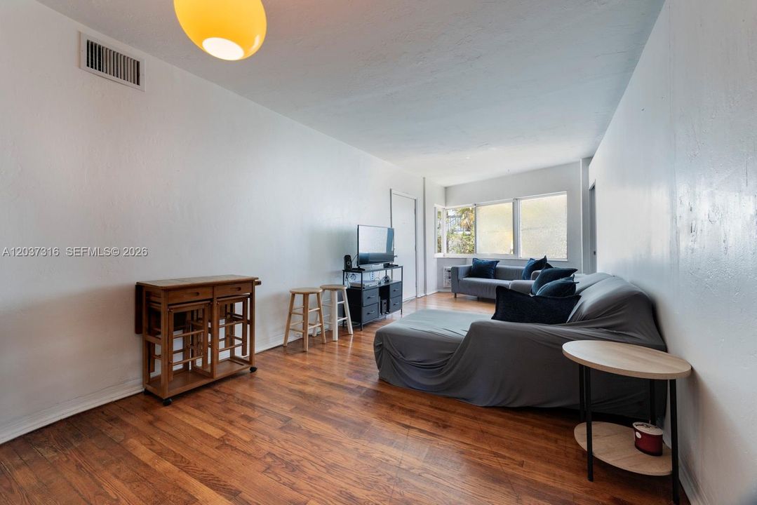 For Rent: $2,100 (1 beds, 1 baths, 700 Square Feet)