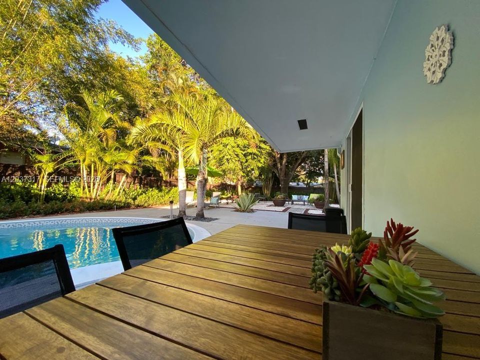 For Sale: $799,000 (3 beds, 2 baths, 1494 Square Feet)