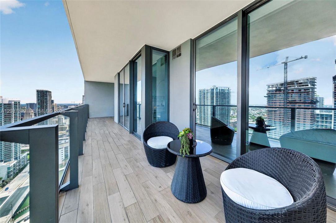 For Sale: $659,999 (1 beds, 1 baths, 810 Square Feet)
