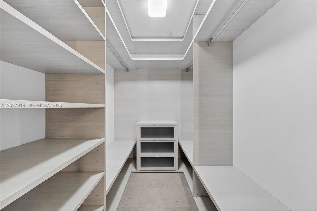 For Sale: $659,999 (1 beds, 1 baths, 810 Square Feet)