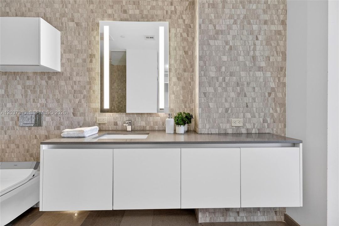 For Sale: $659,999 (1 beds, 1 baths, 810 Square Feet)