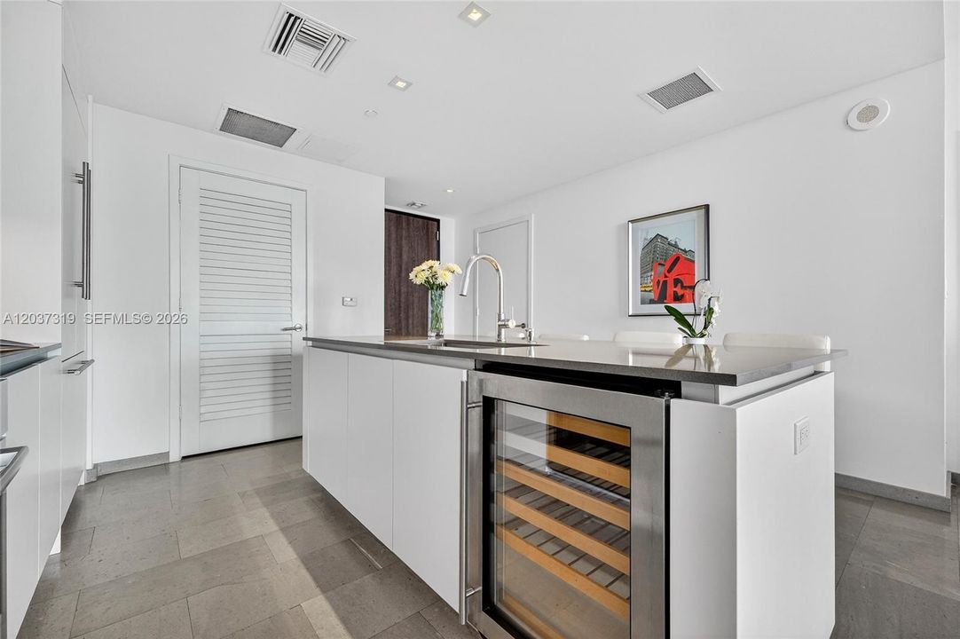 For Sale: $659,999 (1 beds, 1 baths, 810 Square Feet)