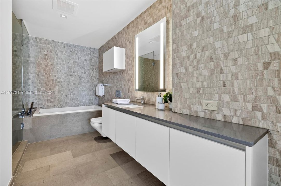 For Sale: $659,999 (1 beds, 1 baths, 810 Square Feet)