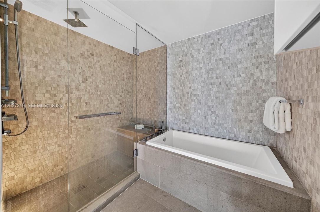 For Sale: $659,999 (1 beds, 1 baths, 810 Square Feet)