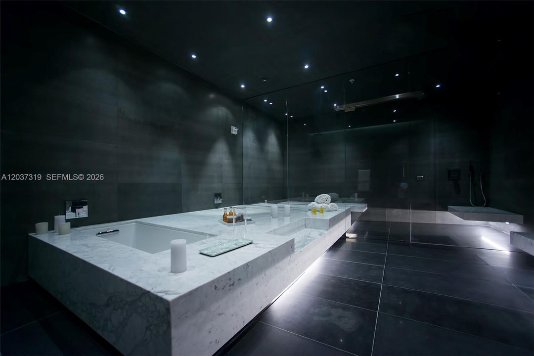 For Sale: $659,999 (1 beds, 1 baths, 810 Square Feet)