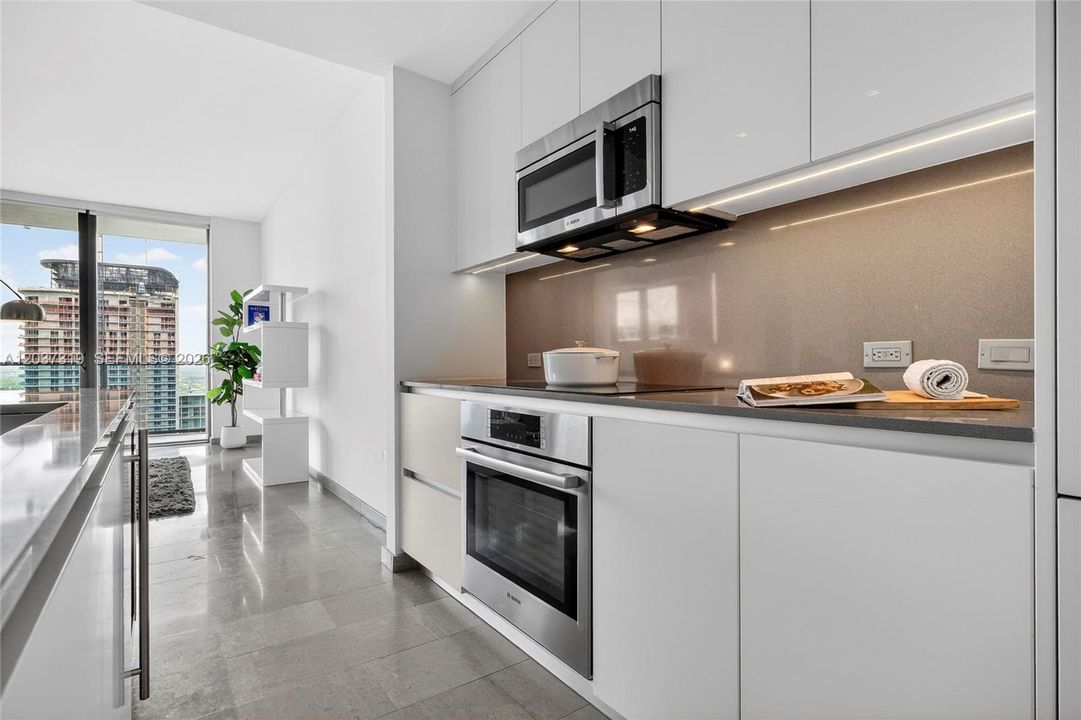 For Sale: $659,999 (1 beds, 1 baths, 810 Square Feet)