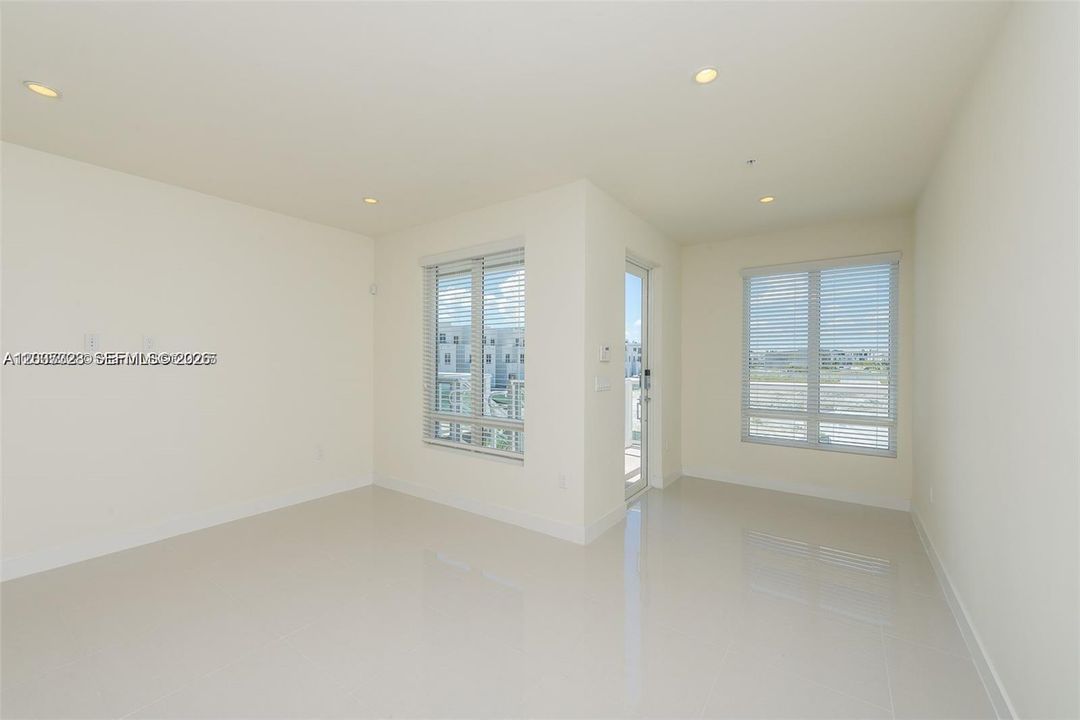 В аренду: $3,950 (3 спален, 3 ванн, 1781 Квадратных фут)