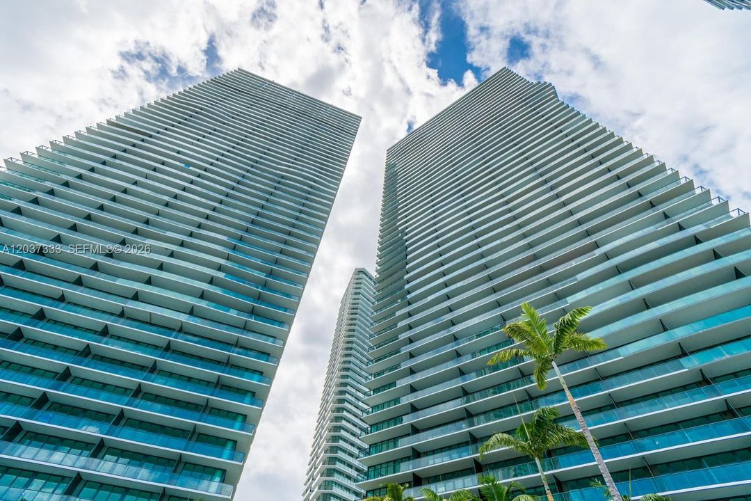 For Rent: $6,900 (2 beds, 3 baths, 1151 Square Feet)