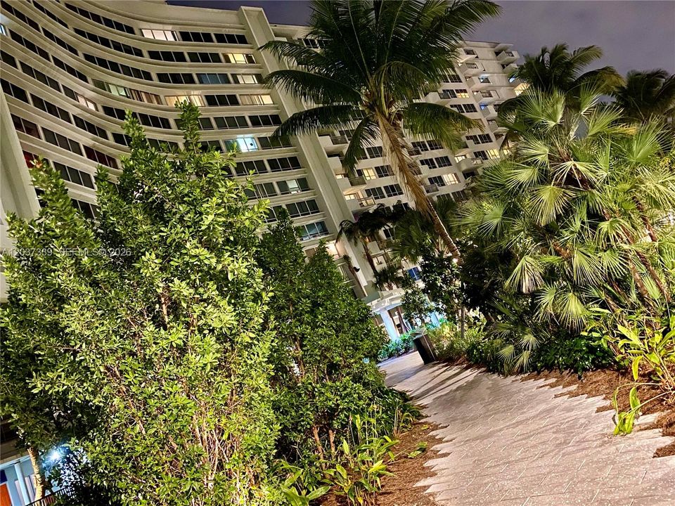 For Rent: $6,650 (2 beds, 2 baths, 1239 Square Feet)