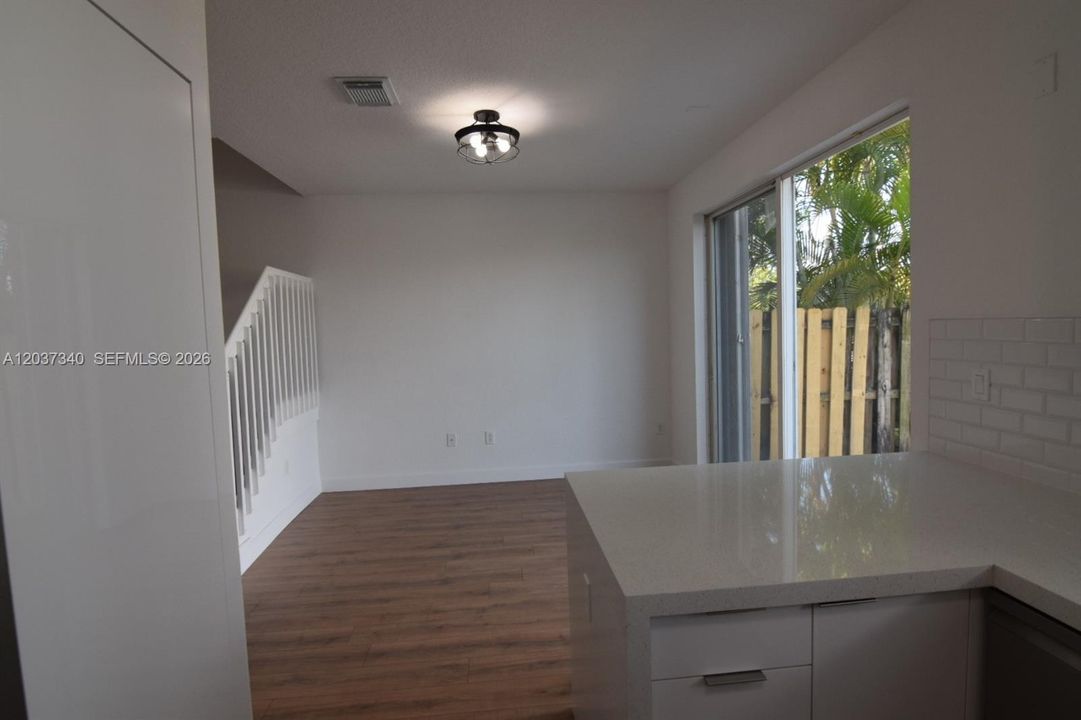 В аренду: $3,800 (3 спален, 2 ванн, 1520 Квадратных фут)