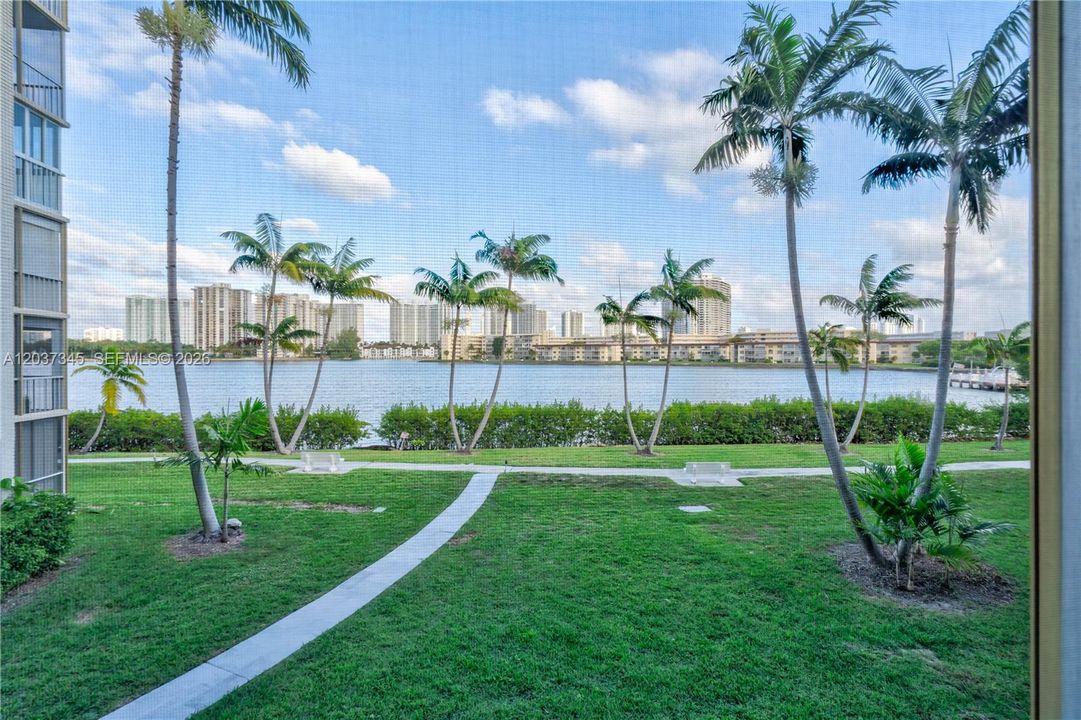 For Rent: $1,600 (1 beds, 1 baths, 763 Square Feet)