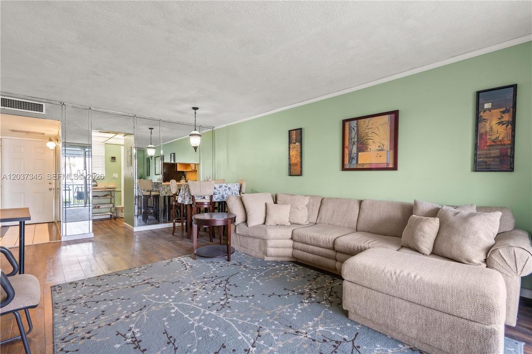 For Rent: $1,600 (1 beds, 1 baths, 763 Square Feet)