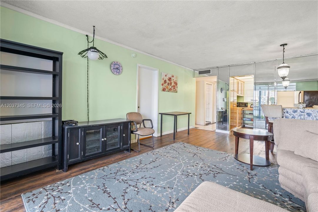 For Rent: $1,600 (1 beds, 1 baths, 763 Square Feet)