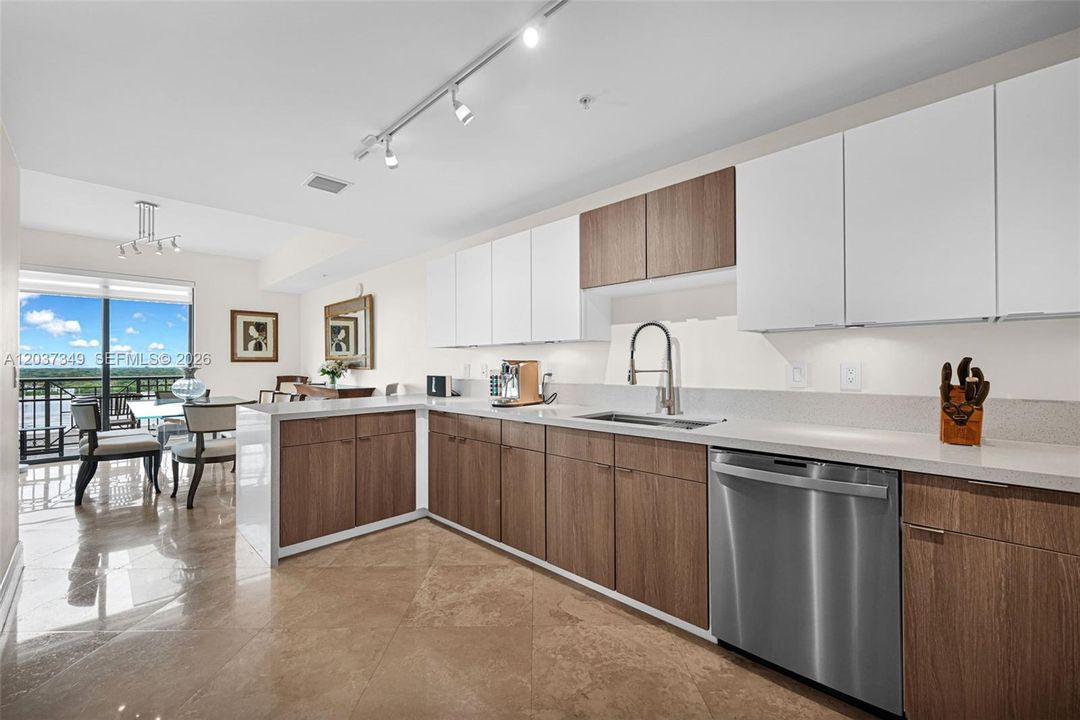 For Sale: $560,000 (2 beds, 2 baths, 1542 Square Feet)